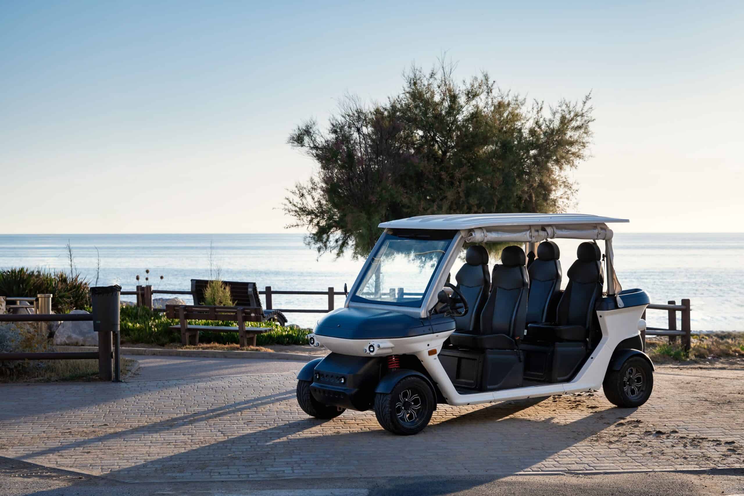 La navetta di Castel del Mare, una golf car elettrica pronta ad accompagnare gli ospiti verso la spiaggia